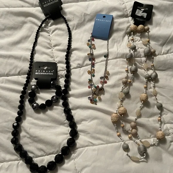 Multiple necklaces - Picture 2 of 4